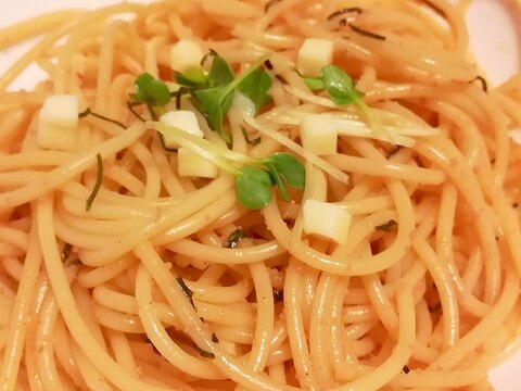 モッツァレラチーズとかいわれ大根の明太子パスタ